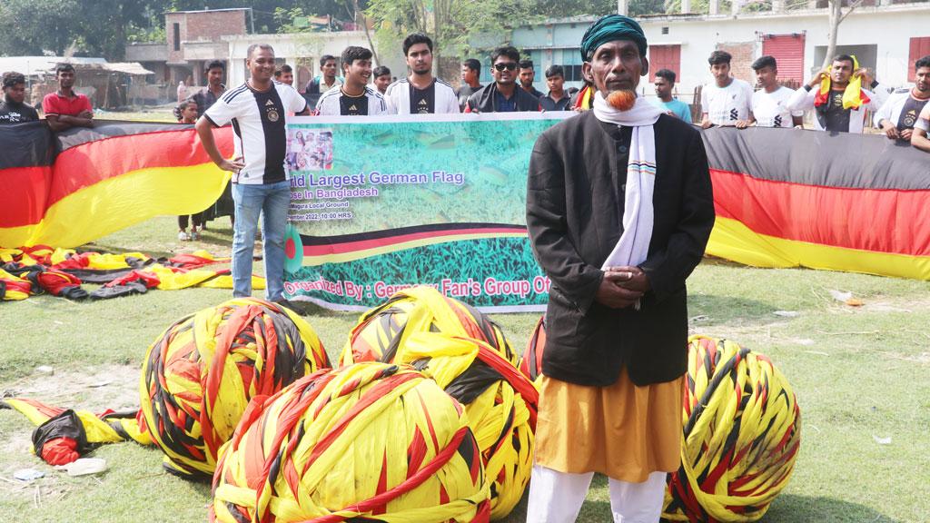 এবার সাড়ে ৭ কিলোমিটার জার্মান পতাকা বানালেন আমজাদ হোসেন