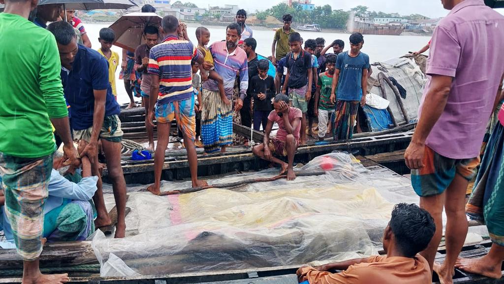 জাহাজের পাখার সঙ্গে দড়ি পেঁচিয়ে ট্রলারডুবি, নিখোঁজ জেলের লাশ উদ্ধার