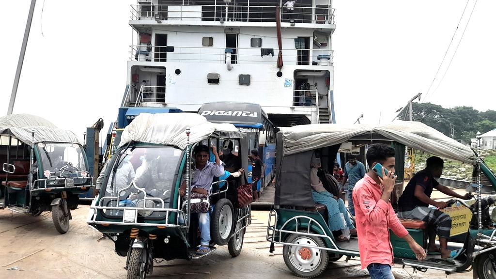 দৌলতদিয়া ঘাটের পন্টুনে ইজিবাইকের দৌরাত্ম্য