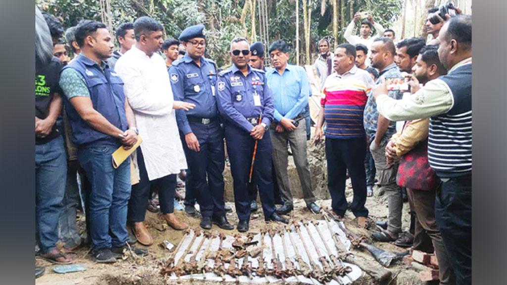 রায়পুরে মাটি খুঁড়ে মিলল ১৬ আগ্নেয়াস্ত্র