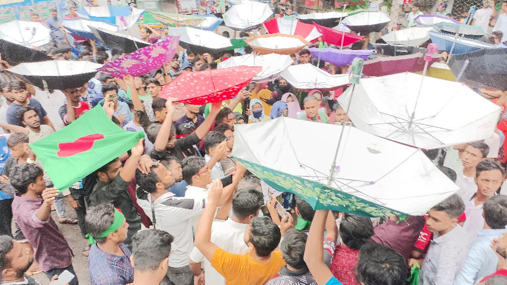 ‘ছাতা উল্টো করে ধরে’ কী বার্তা দিলেন চাঁপাইনবাবগঞ্জের শিক্ষার্থীরা