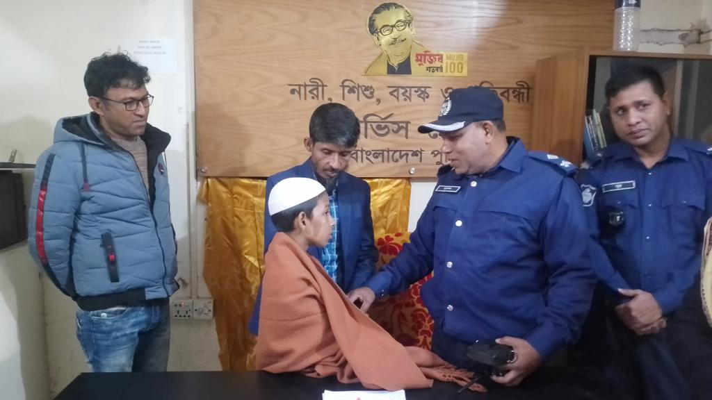 ভুল ট্রেনে ওঠে হারিয়ে যাওয়া ছাত্রকে ফিরিয়ে দিয়ে খুশি পুলিশ