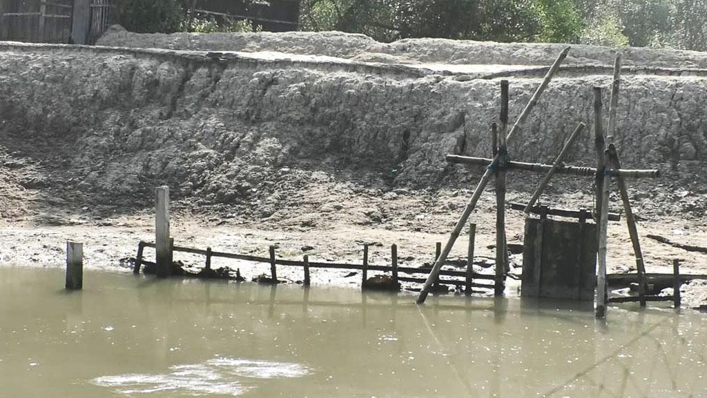 বেড়িবাঁধ কেটে তোলা হচ্ছে লোনাপানি