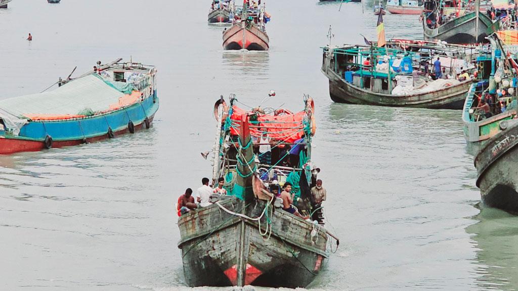 আগামীকাল থেকে ২২ দিন বন্ধ থাকবে ইলিশ ধরা, উপকূলে ভিড়ছে ট্রলার