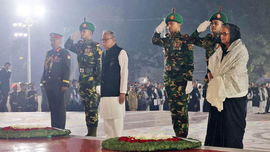 ভাষা শহীদদের প্রতি রাষ্ট্রপতি ও প্রধানমন্ত্রীর শ্রদ্ধা নিবেদন