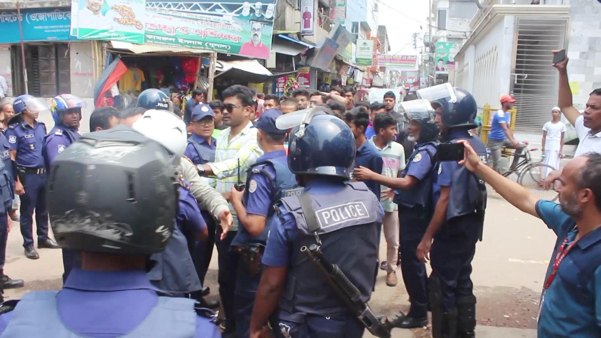 পিরোজপুরে পুলিশের বাধা উপেক্ষা করে বিএনপির সমাবেশ