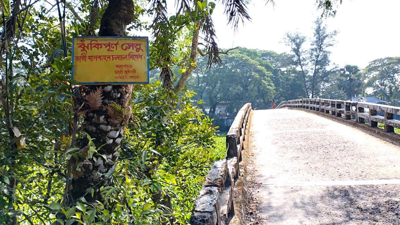 বরগুনায় সেতু ভেঙে ৯ জনের প্রাণহানির জন্য কর্তৃপক্ষকে দুষছেন স্থানীয়রা 