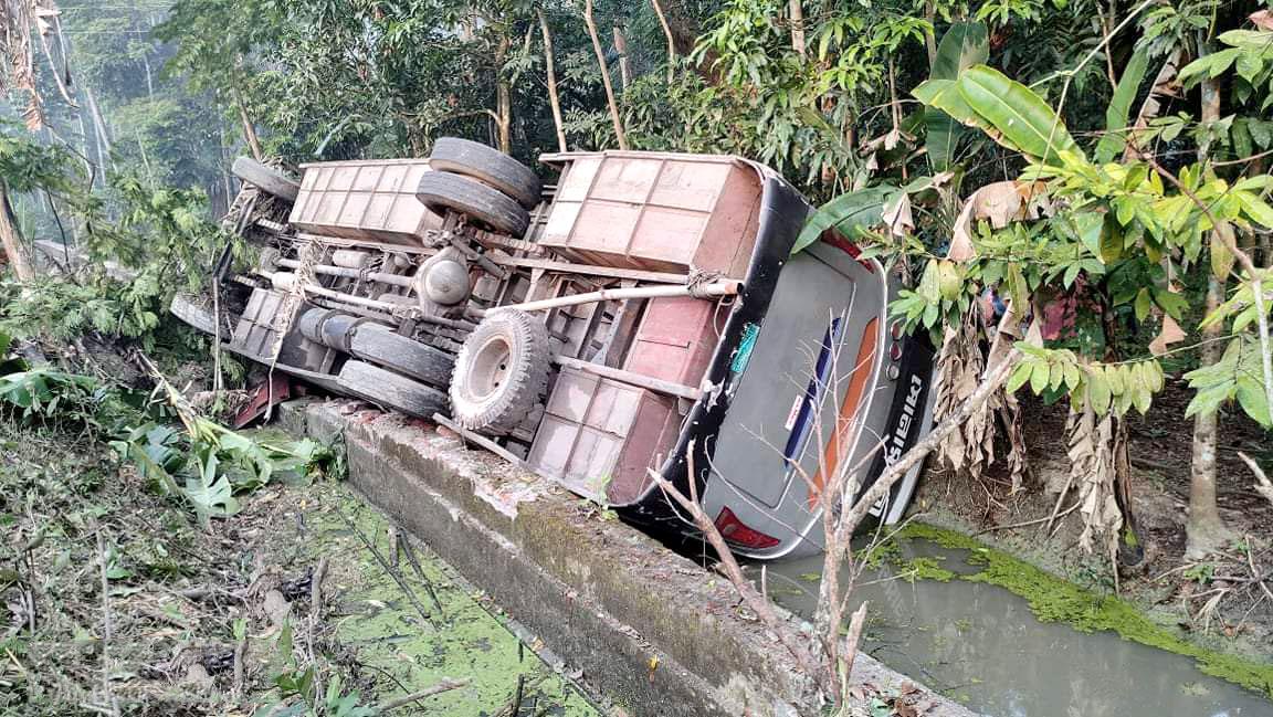 ঘন কুয়াশায় বাস খাদে, আহত ২০ 