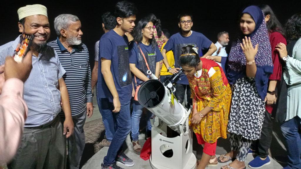 ধূমকেতু দেখানোর আমন্ত্রণ করে কয়েকজনকে দেখাল শুধু চাঁদ, তুমুল হট্টগোল