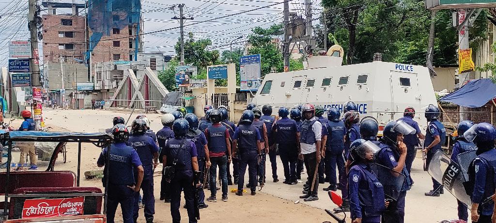 বিচারপতি ইনায়েতুর রহিম ও এমপি ইকবালুর রহিমের বাড়িতে আগুন