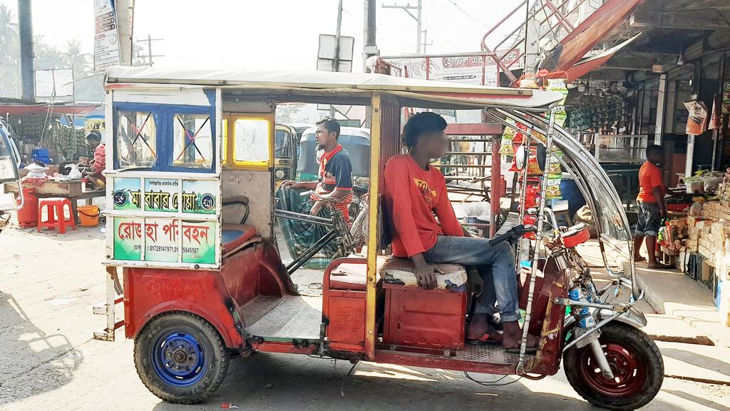 শিশু চালকে বিপজ্জনক সড়ক