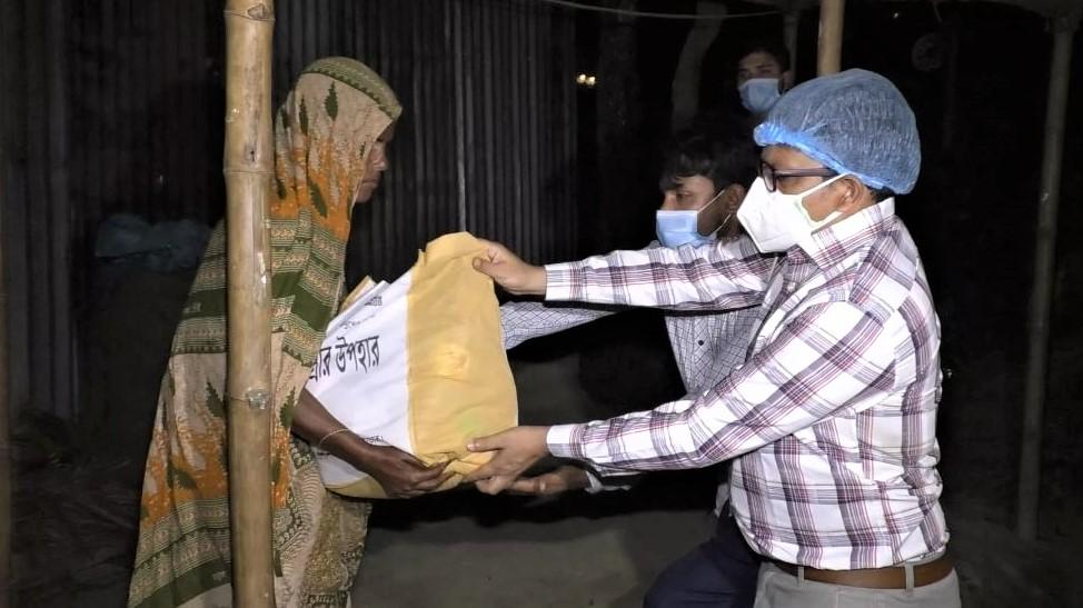 মৌলভীবাজারে করোনায় আক্রান্তদের প্রধানমন্ত্রীর উপহার