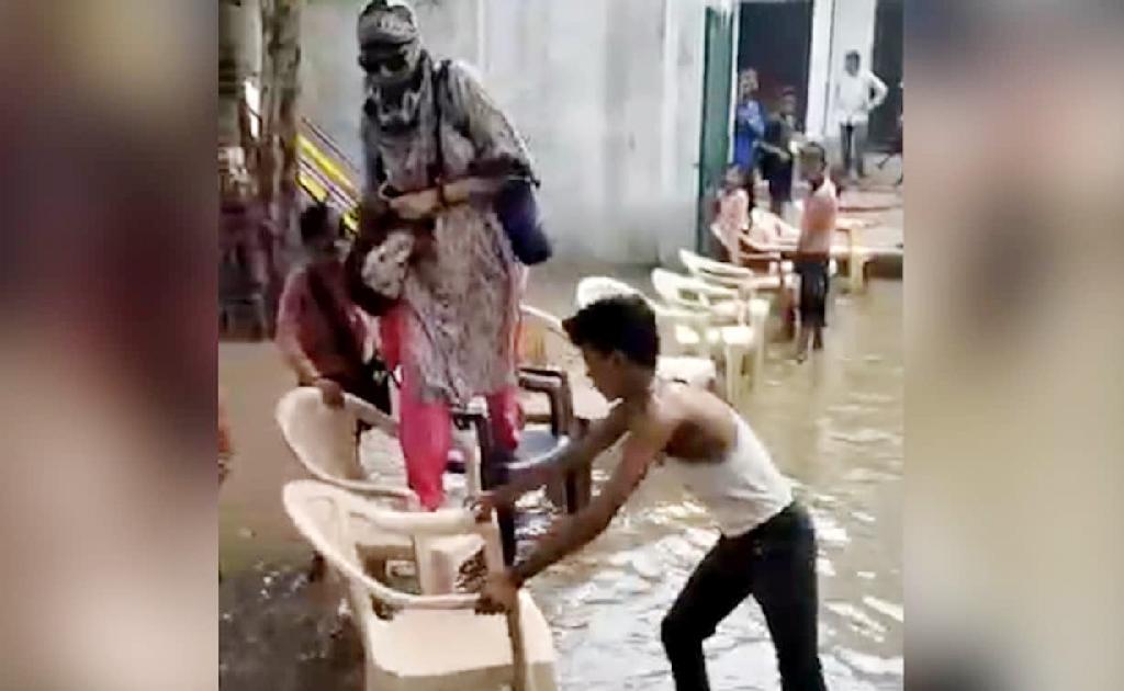 পানিতে দাঁড়িয়ে শিশুরা পাতল চেয়ার, পার হলেন শিক্ষক