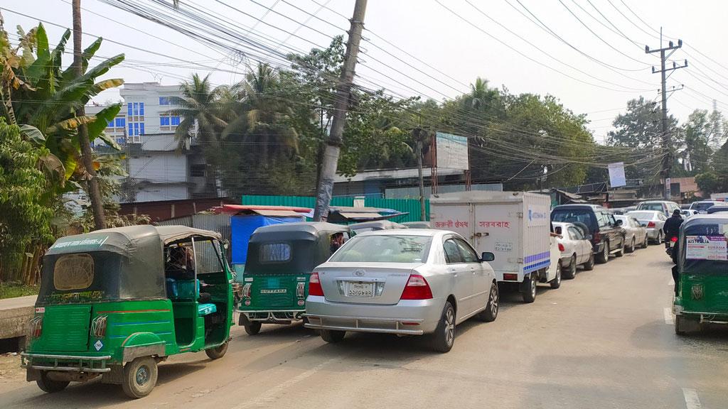 সিলেটে গ্যাস সংকট: ফিলিং স্টেশনে দীর্ঘ লাইন, সড়কে তীব্র যানজট