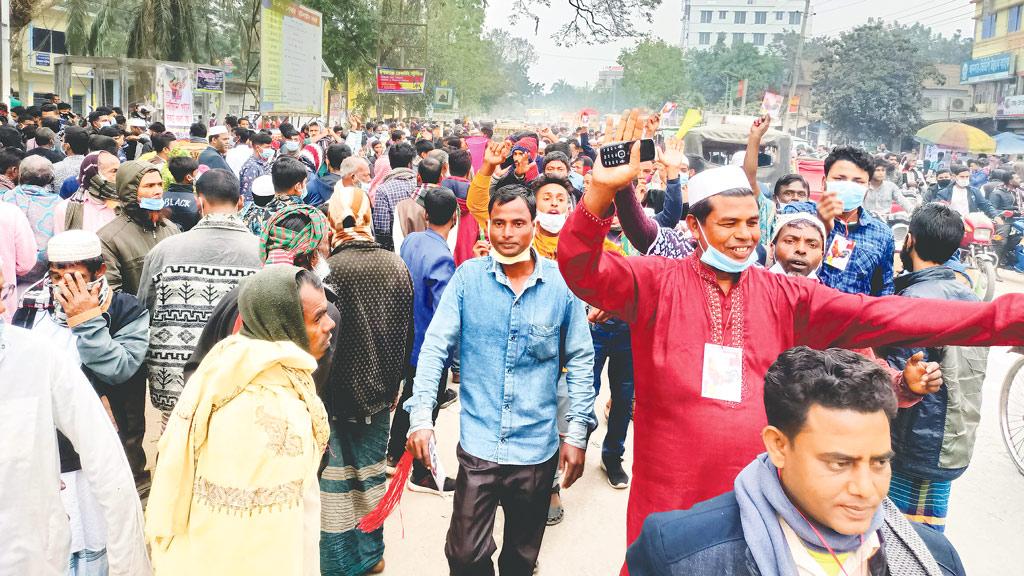 প্রতীক নিতেই লঙ্ঘন স্বাস্থ্যবিধি