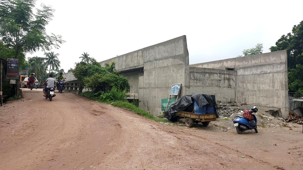 ঝুলে আছে সড়কের কাজ