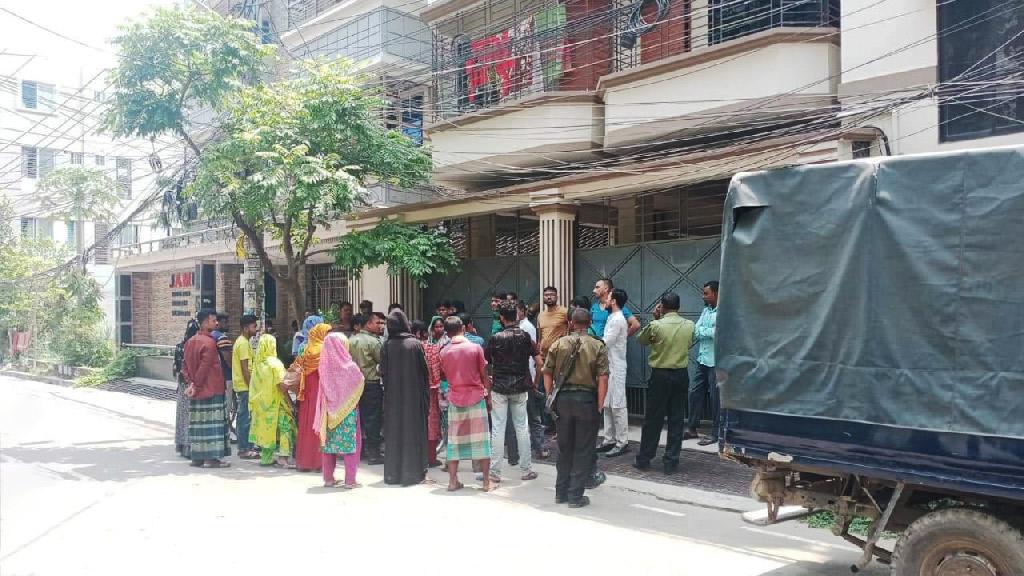 বেতনের দাবিতে দিন-রাত অবস্থান নেওয়া শ্রমিকদের ওপর হামলার অভিযোগ