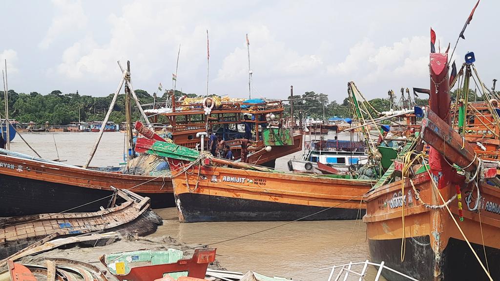 বাংলাদেশের জলসীমায় মাছ শিকার, ৪৮ ভারতীয় জেলে আটক