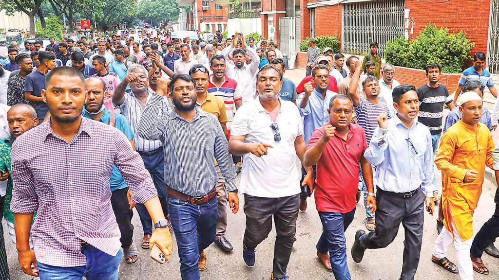 উত্তপ্ত সচিবালয়: ক্যাডাররা ক্ষুব্ধ, বিক্ষোভ-মিছিলে নন-ক্যাডাররা