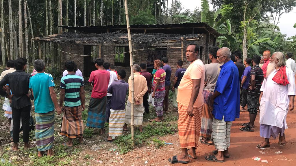 বাঘায় দুর্বৃত্তদের দেওয়া আগুনে পুড়ল বিএনপির ইউনিয়ন কার্যালয়