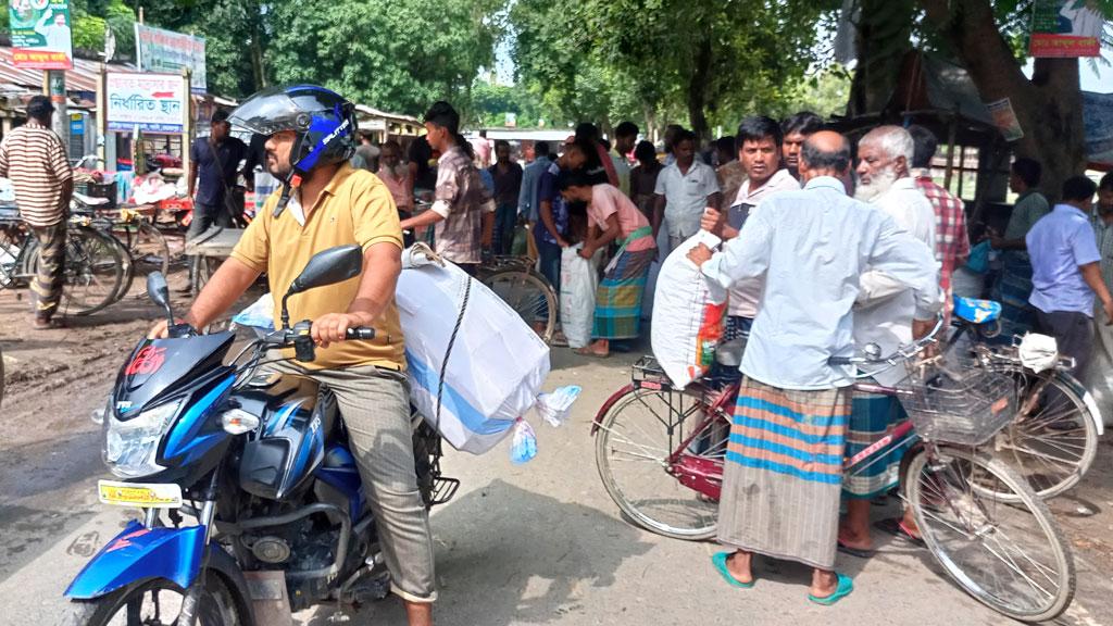 গাংনীতে রাস্তার ওপর মরিচের হাট, ভোগান্তিতে পথচারীরা 