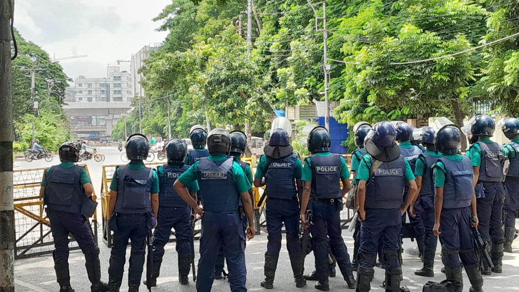 ইন্টার কন্টিনেন্টাল মোড়ে পুলিশ বক্সে আগুন দিয়েছেন বিক্ষোভকারীরা, বারে ভাঙচুর