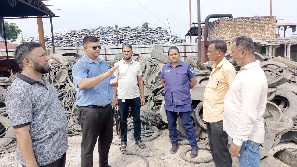 টায়ার পুড়িয়ে তেল তৈরি, ২ ব্যবসায়ীকে জরিমানা