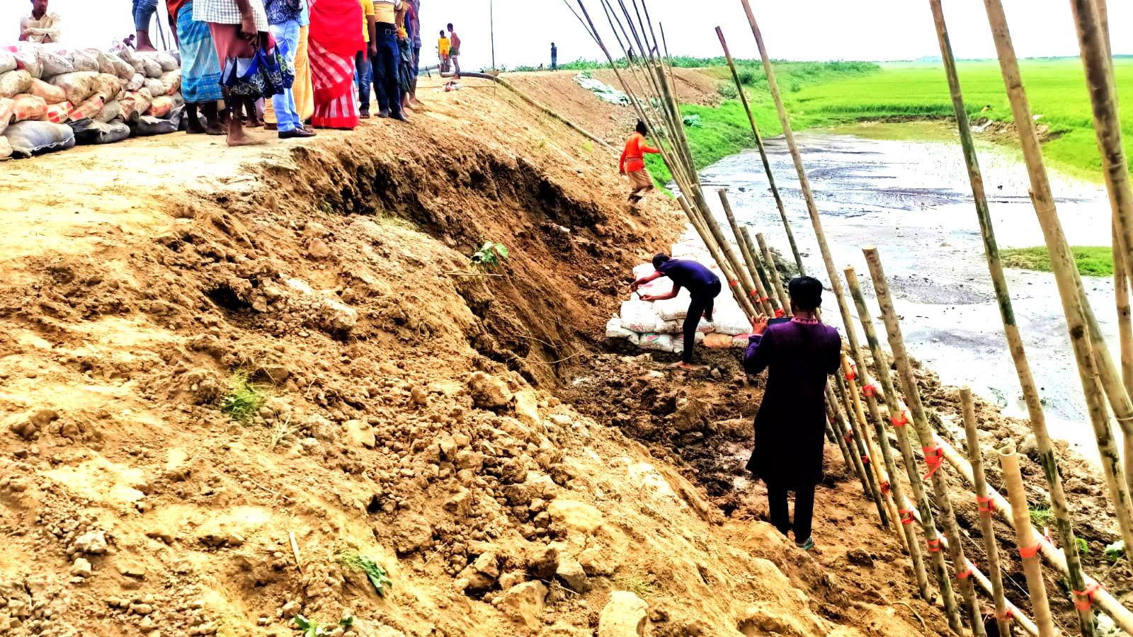 বাঁধ রক্ষায় হাওরপাড়ে  কৃষকের নির্ঘুম রাত