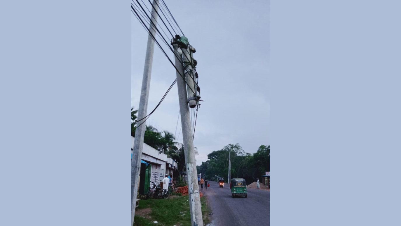 হেলে থাকা বিদ্যুতের খুঁটিতে দুর্ঘটনার শঙ্কা