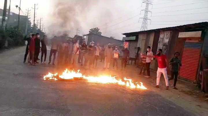 সিদ্ধিরগঞ্জে সড়কে টায়ার জ্বালিয়ে বিএনপির অবরোধ