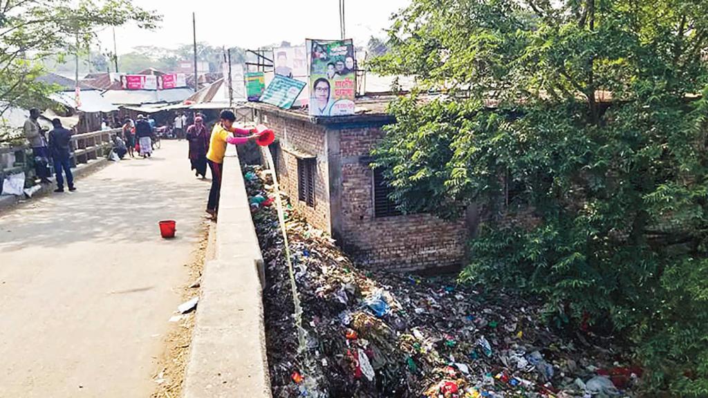 বাজারের ময়লা যাচ্ছে নদীতে