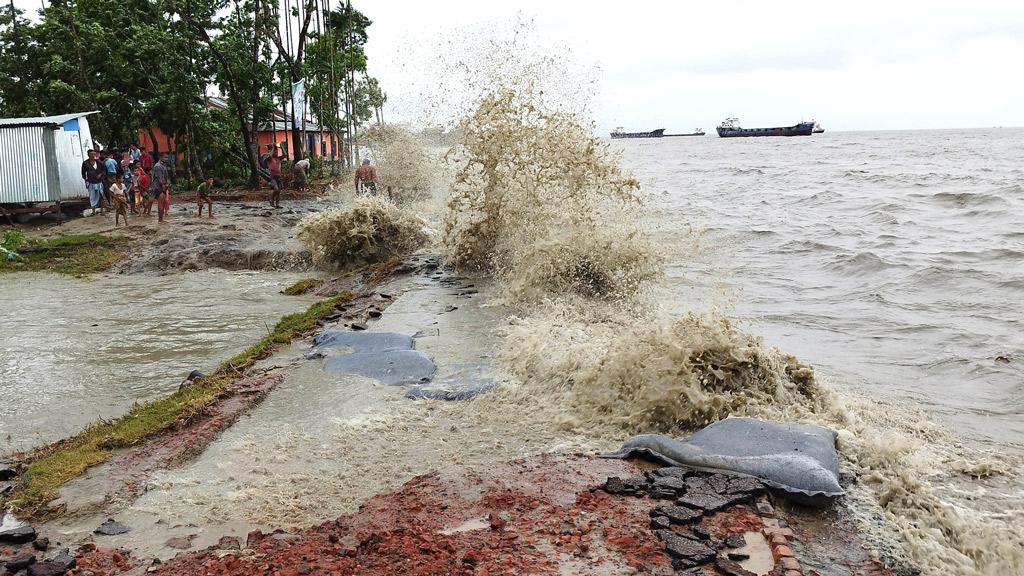 হাতিয়ায় বেড়েছে বাতাসের তীব্রতা, প্লাবিত নিম্নাঞ্চল