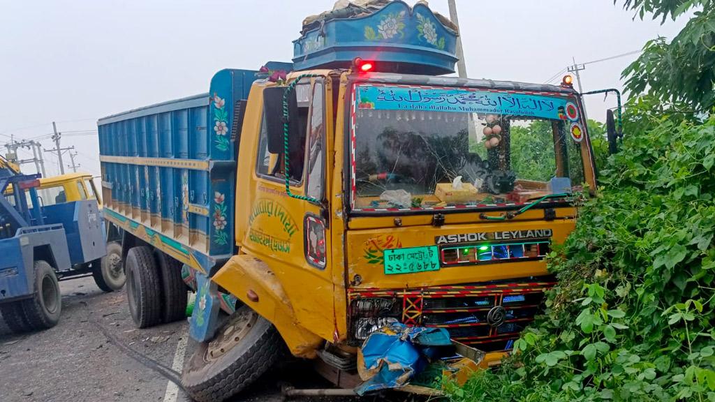 সরাইলে ট্রাকের সঙ্গে মুখোমুখি সংঘর্ষে পিকআপচালক নিহত 