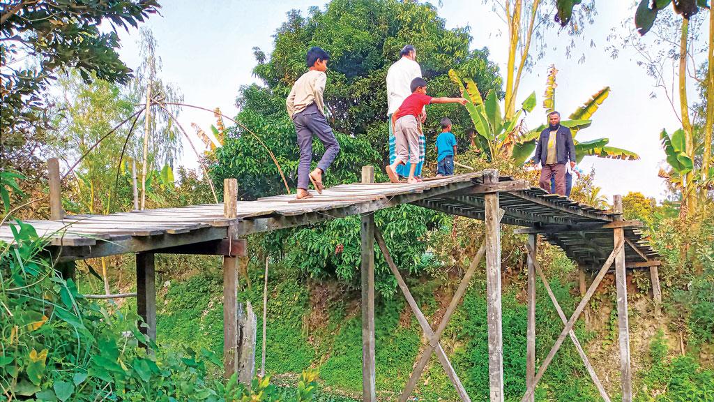 ভরসা ঝুঁকিপূর্ণ কাঠের পুল