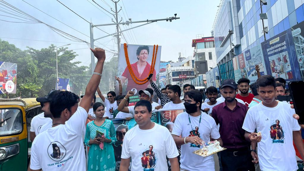 শাহরুখের জওয়ান: ভোর ৫টা থেকে শো, মিছিল-স্লোগানে হলে ঢুকছে অনুরাগীরা