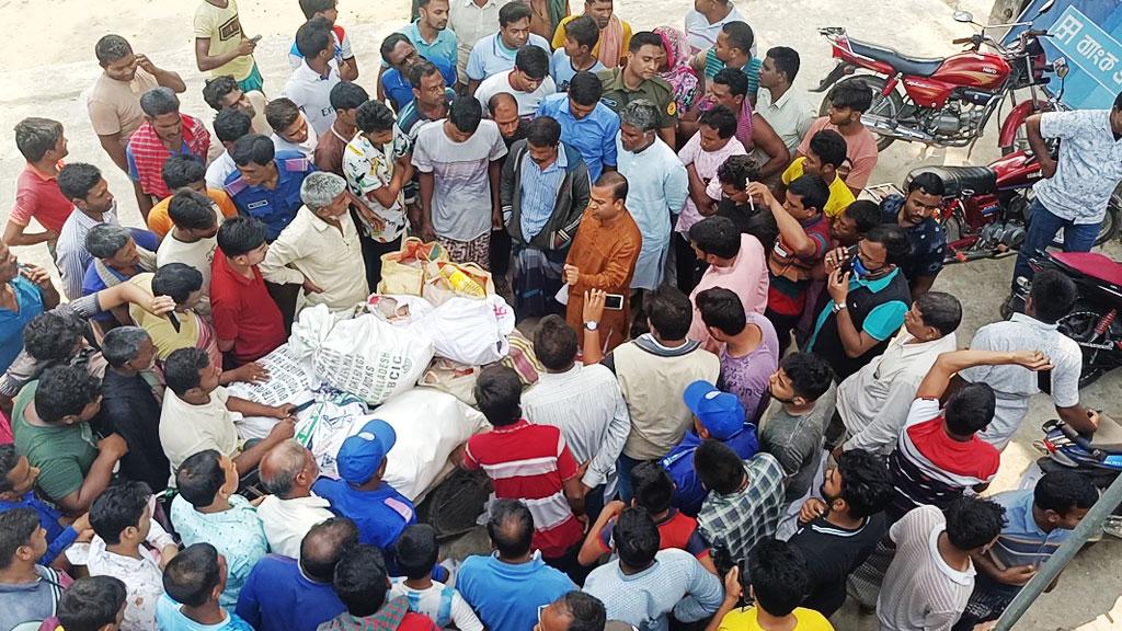 চাঁপাইনবাবগঞ্জে পাচারের সময় টিসিবির পণ্য জব্দ