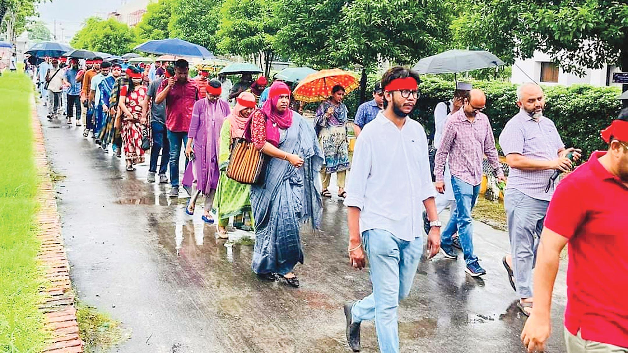 সড়কে নেমেছেন বিভিন্ন শ্রেণি-পেশার মানুষ