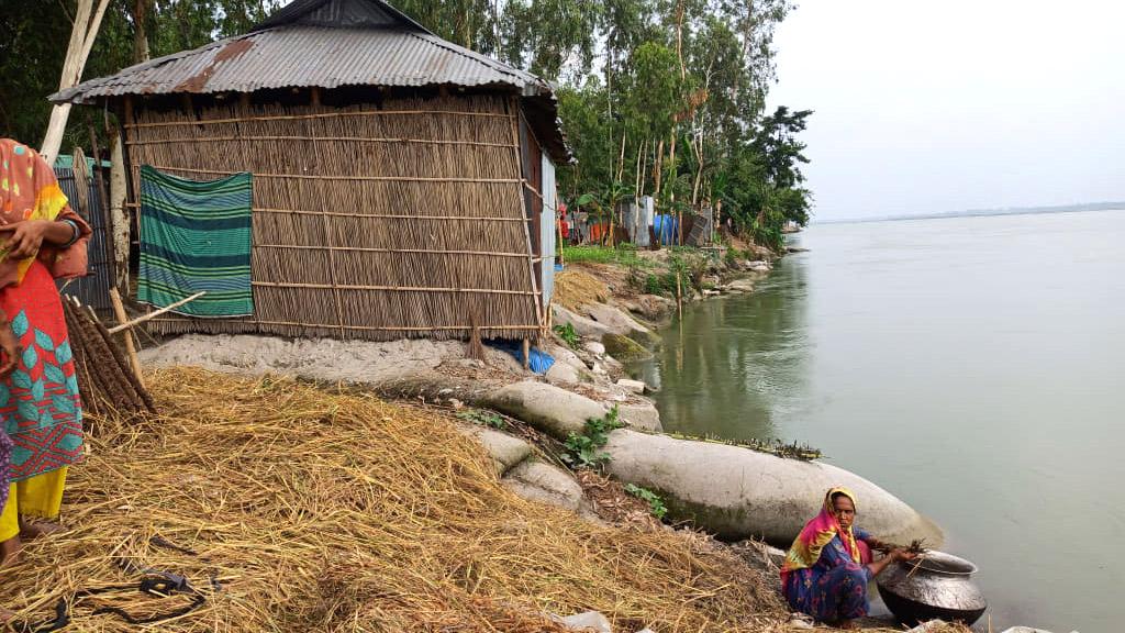 বন্যার আগেই বাঁধে ধস