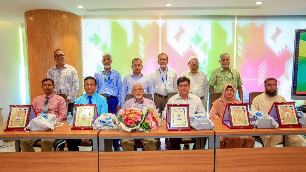 ‘দেশসেরা শিক্ষকদের সংবর্ধনা’ দিল ড্যাফোডিল ইন্টারন্যাশনাল ইউনিভার্সিটি