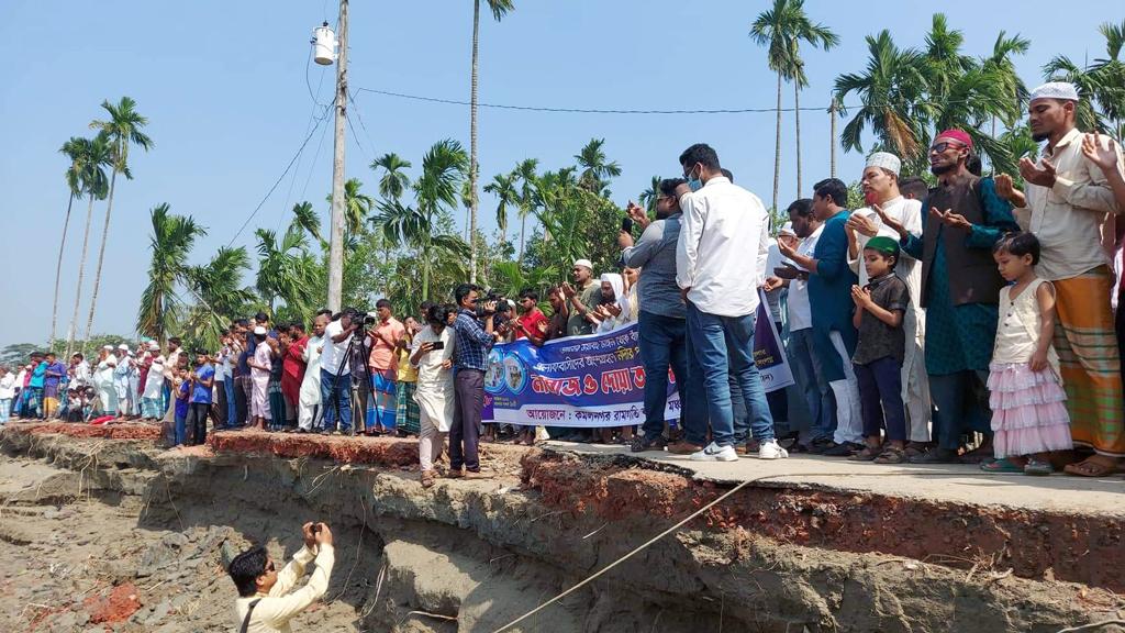 বাঁধ নির্মাণ বন্ধ, ভাঙন থেকে বাঁচতে দোয়া-মোনাজাত