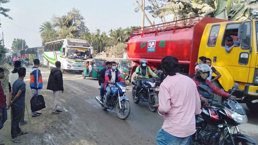 ফ্ল্যাগম্যান লাপাত্তা, মহাসড়কে দীর্ঘ যানজটে ভোগান্তি