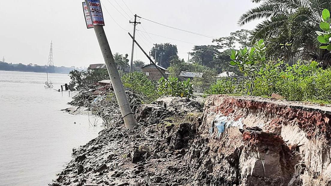 ভয়াবহ নদীভাঙন ঝুঁকিতে দাকোপের চালনা