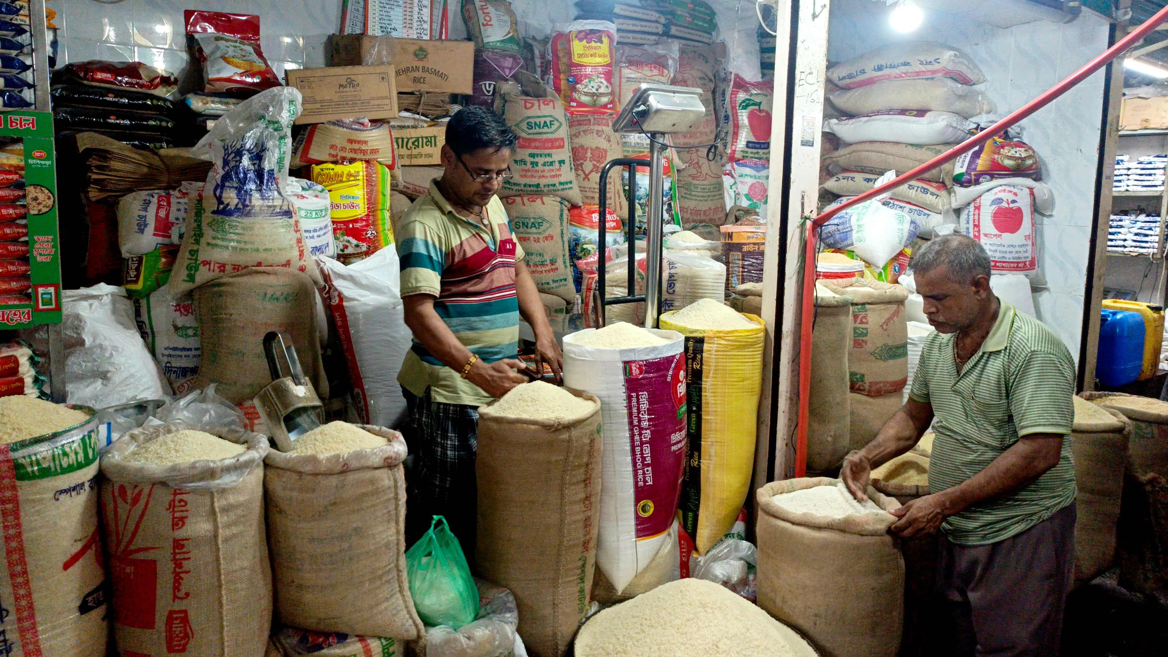 সংকট না থাকলেও বগুড়ায় চালের দাম ২–৪ টাকা বেড়েছে