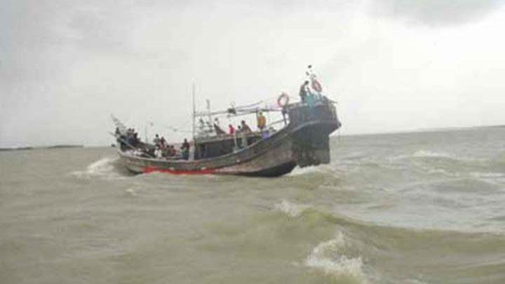 বঙ্গোপসাগরে ট্রলারডুবির ১২ ঘণ্টা পর এক জেলে উদ্ধার, নিখোঁজ ২০