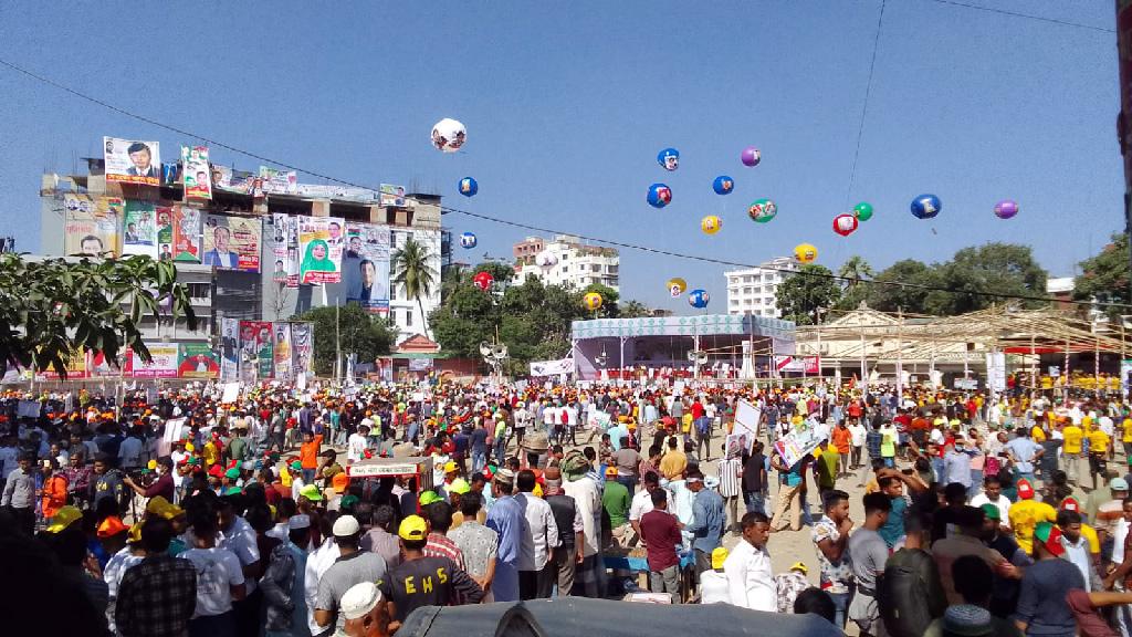 বিএনপির সমাবেশ: কুমিল্লার টাউন হল মাঠ ছাড়িয়ে নেতা-কর্মীদের ঢল রাস্তায়