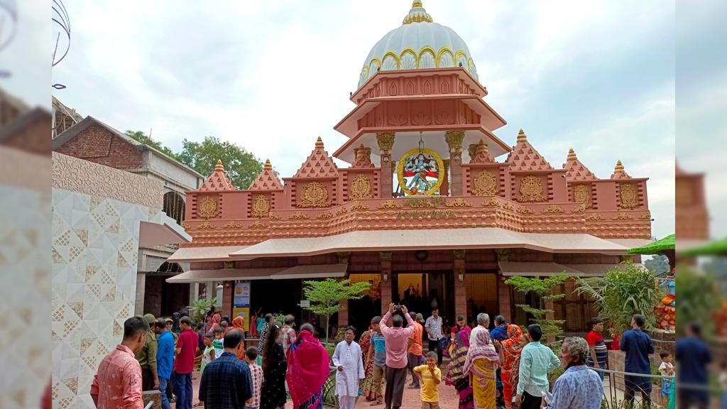 অজপাড়া গাঁয়ে নান্দনিক কারুকাজের মন্দির দেখতে দর্শনার্থীদের ভিড়