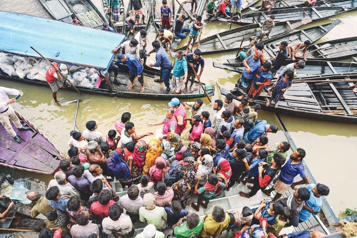 দুঃসময় যাচ্ছে না মানুষের