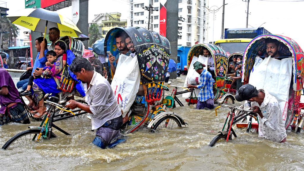 বৃষ্টি ও জোয়ারের পানিতে ভাসছে চট্টগ্রাম নগরী