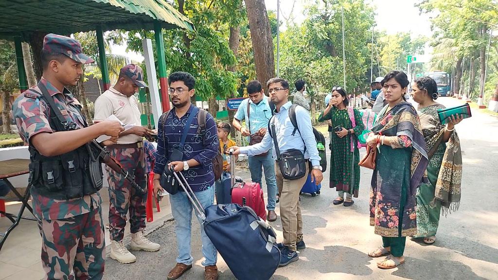 আখাউড়া ইমিগ্রেশন দিয়ে ৩ ঘণ্টা পর সীমিত পরিসরে যাত্রী পারাপার স্বাভাবিক