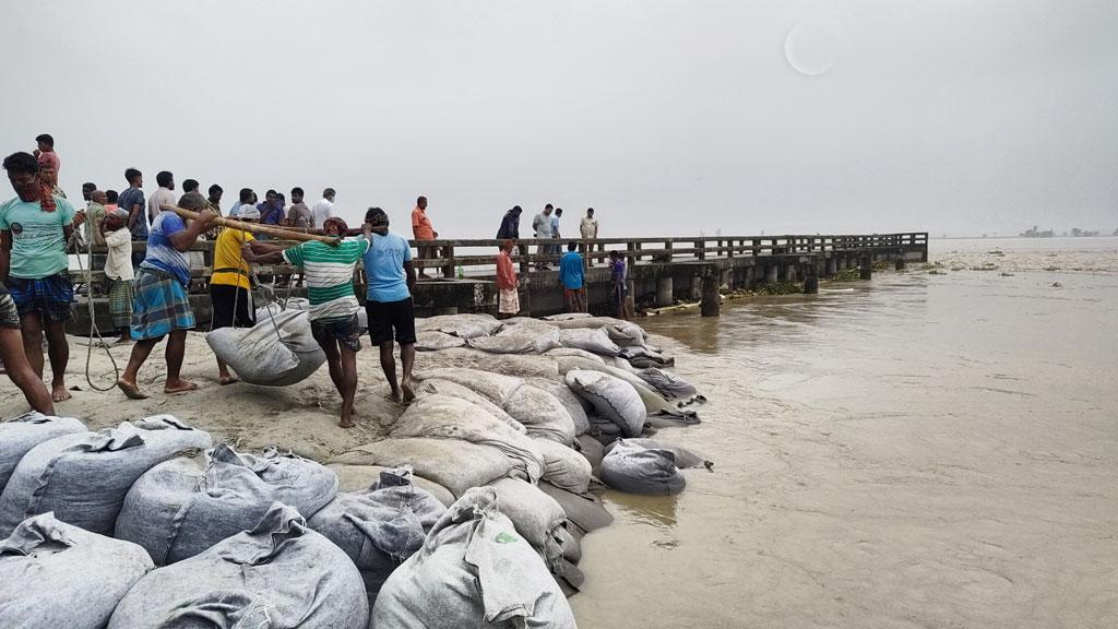 কুড়িগ্রামে নদীতে বাড়ছে পানি, তিস্তার বাঁধে ধস